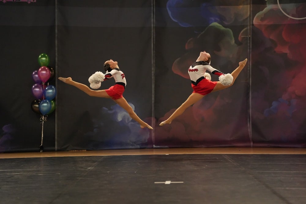 Skoky při cheerleadingovém vystoupení