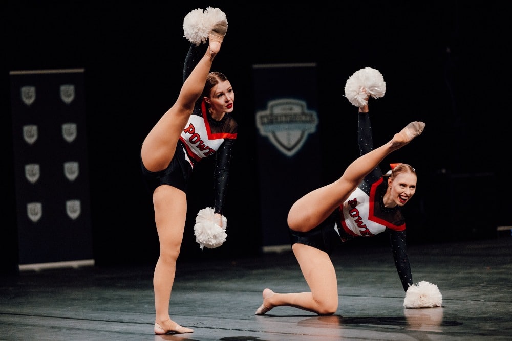 Cheerleadingové vystoupení s pompony