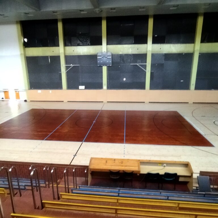 Nová palubovka ve sportovní hale